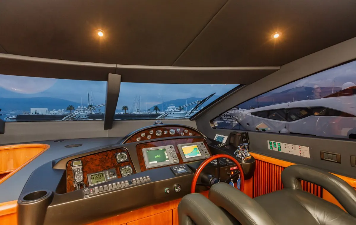 Sunseeker 82 Basya Nicoli — Interior photo 1