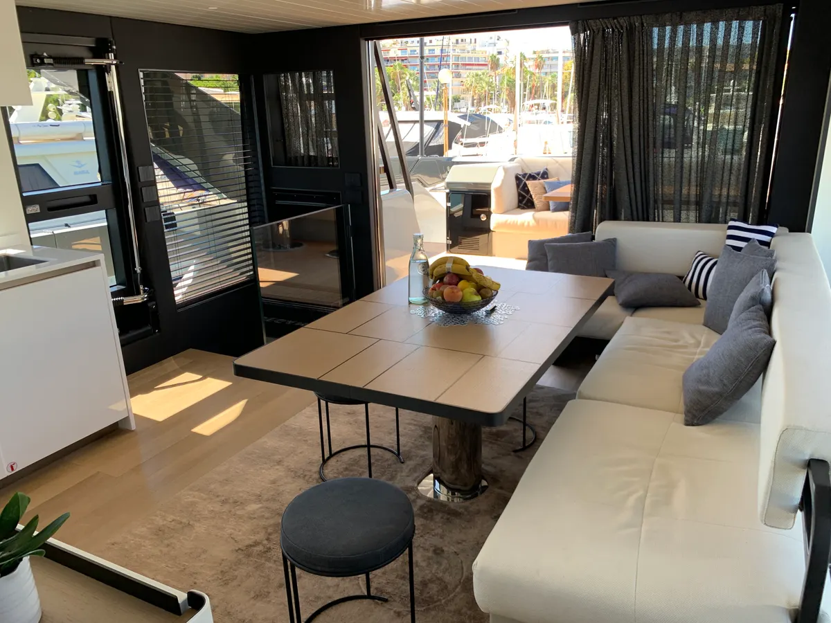 Bluegame BGX70 — Interior photo 7