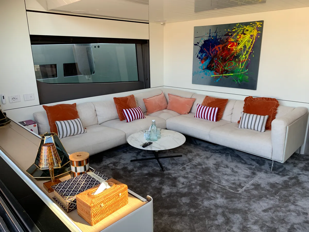 Bluegame BGX70 — Interior photo 8