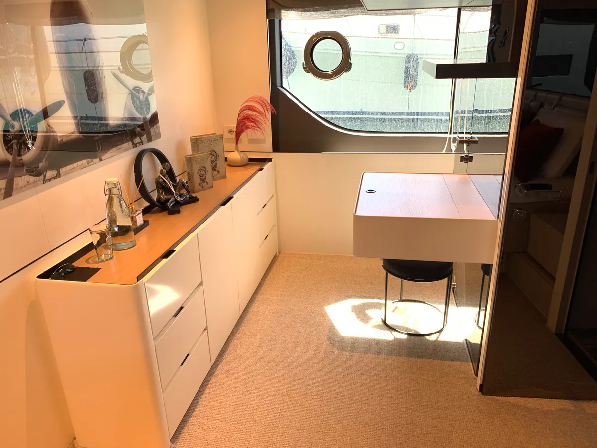 Bluegame BGX70 — Interior photo 10