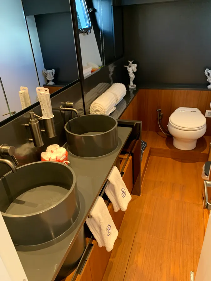 Bluegame BGX70 — Interior photo 2
