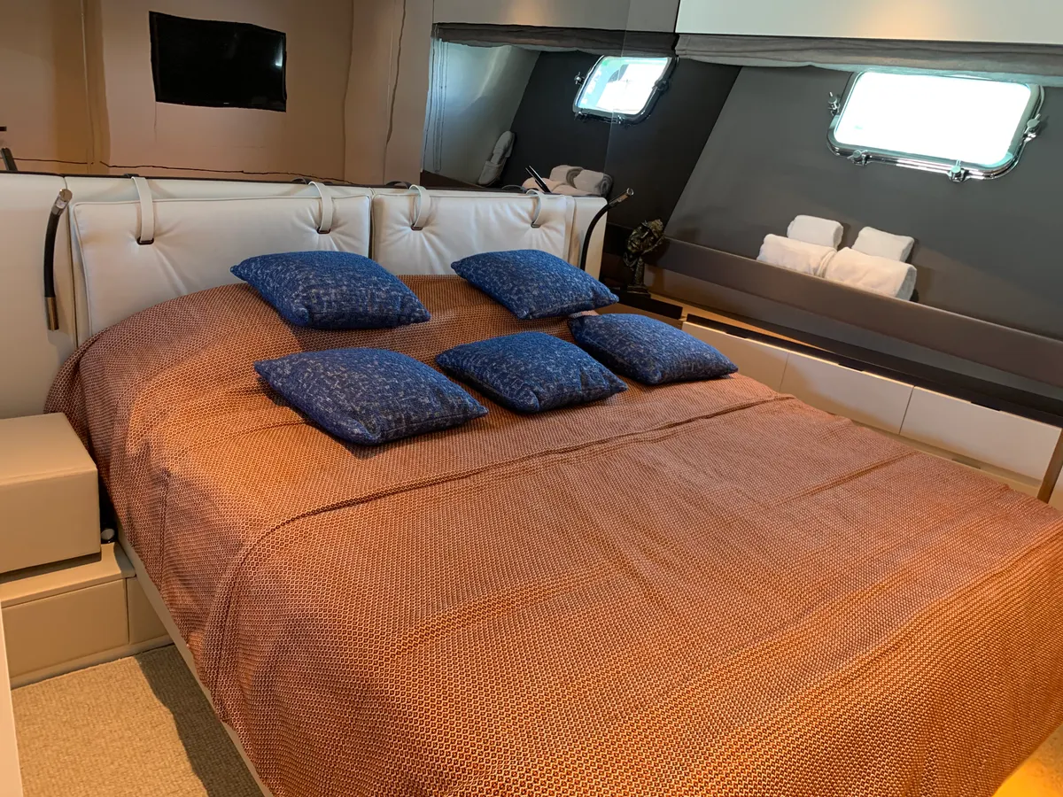 Bluegame BGX70 — Interior photo 4