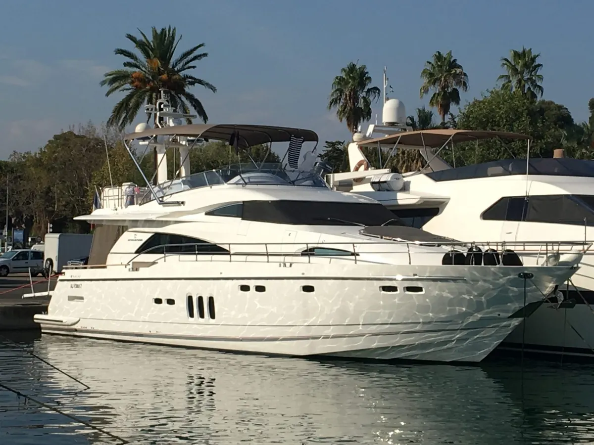 Fairline Squadron 68 — Exterior photo 12