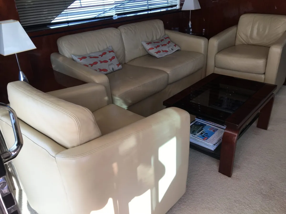 Fairline Squadron 68 — Interior photo 1