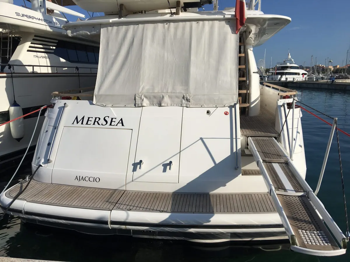 Fairline Squadron 68 — Exterior photo 3