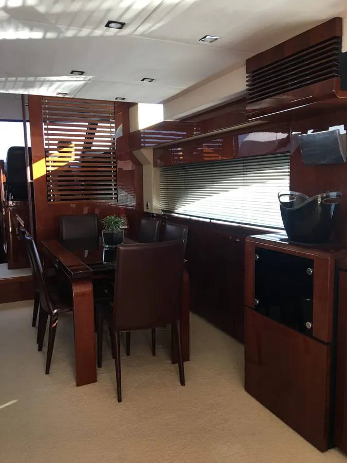 Fairline Squadron 68 — Interior photo 3