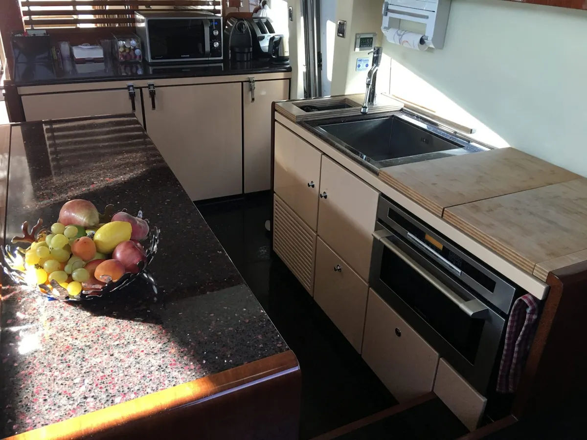 Fairline Squadron 68 — Interior photo 8
