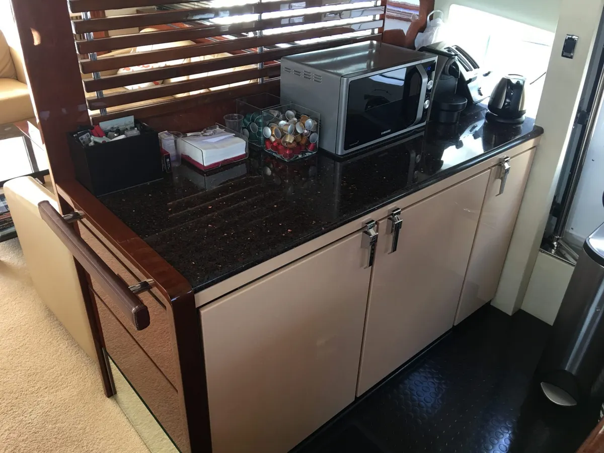 Fairline Squadron 68 — Interior photo 12