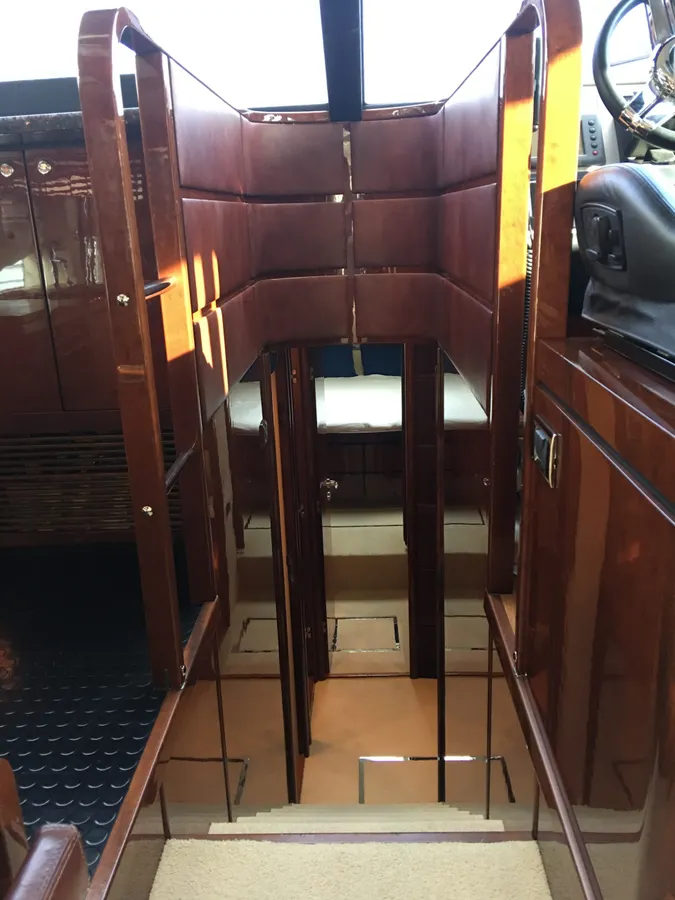 Fairline Squadron 68 — Interior photo 19