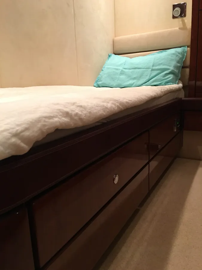 Fairline Squadron 68 — Interior photo 21