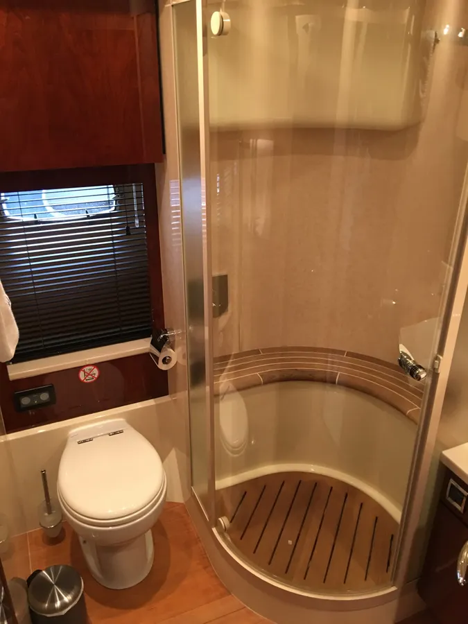 Fairline Squadron 68 — Interior photo 22