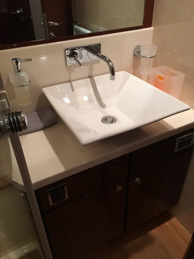Fairline Squadron 68 — Interior photo 23