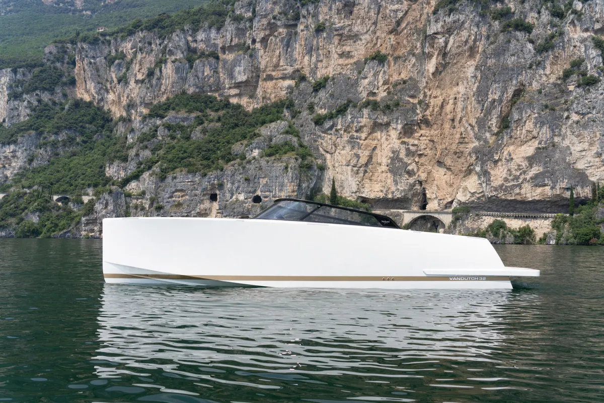 VanDutch 32 — Exterior photo 2
