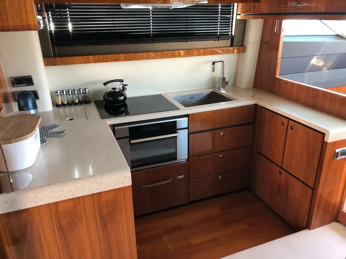 Fairline Squadron 55 — Interior photo 10