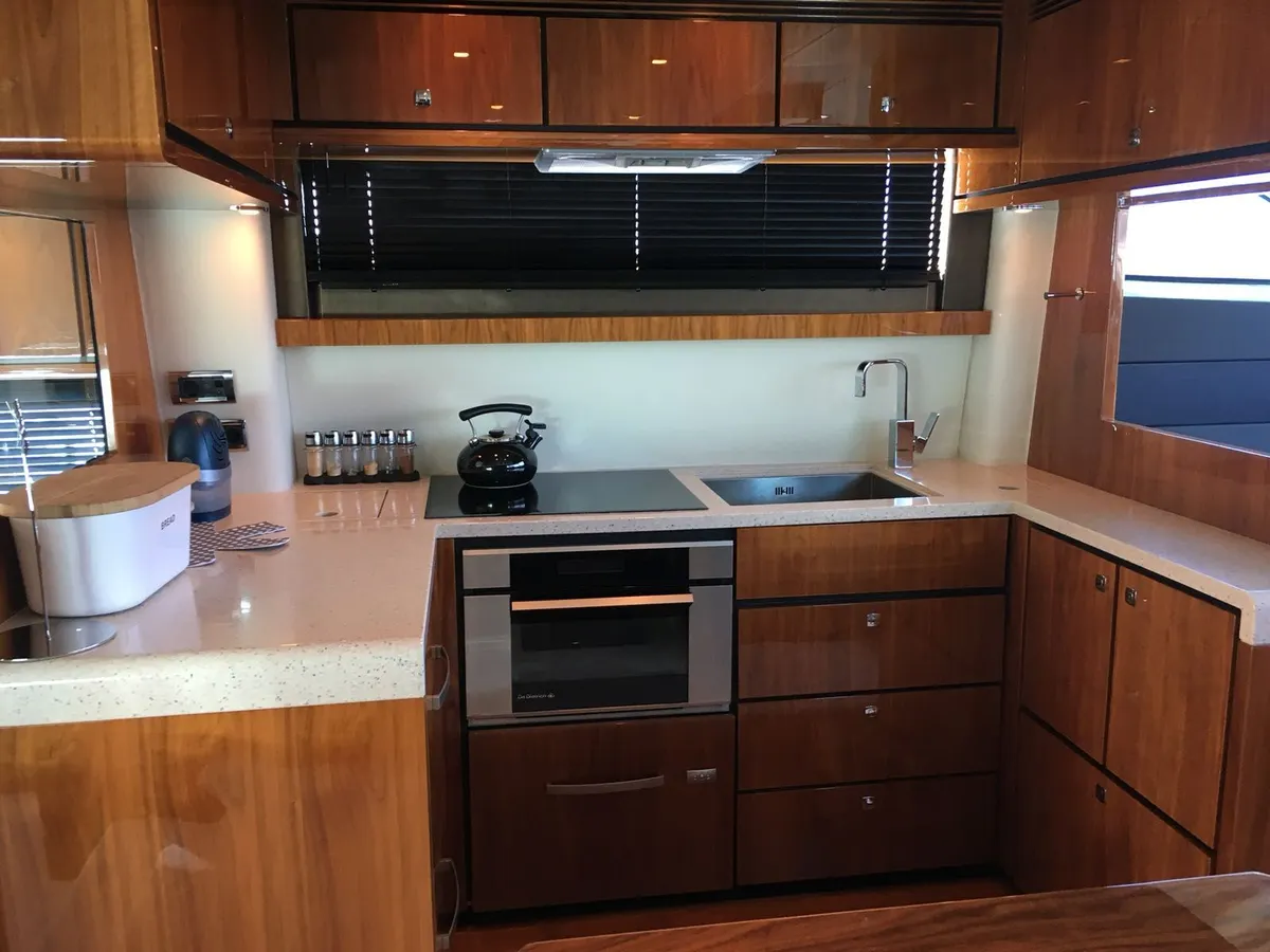 Fairline Squadron 55 — Interior photo 11