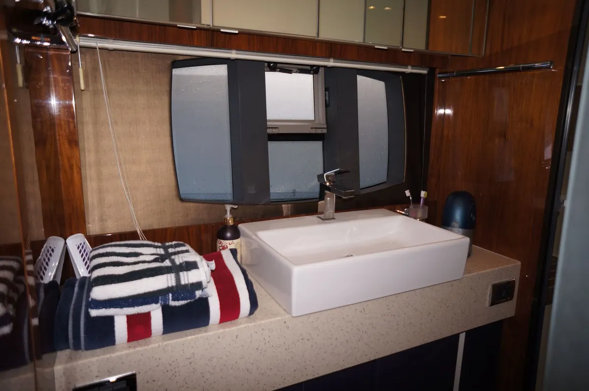 Fairline Squadron 55 — Interior photo 21