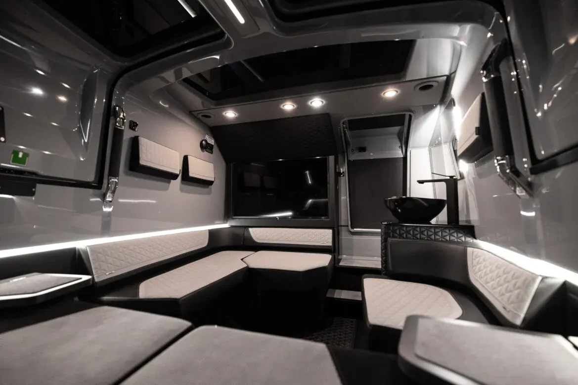 Shadow 900 XC Brabus — Interior photo 9