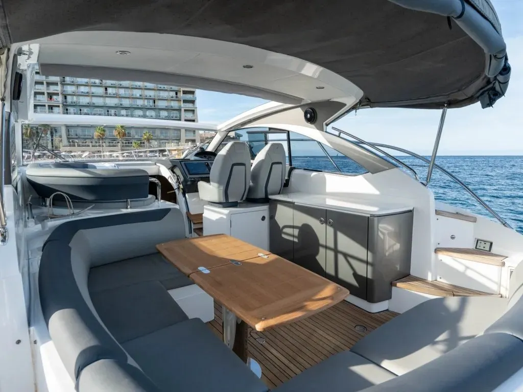 Princess V40 — Exterior photo 9
