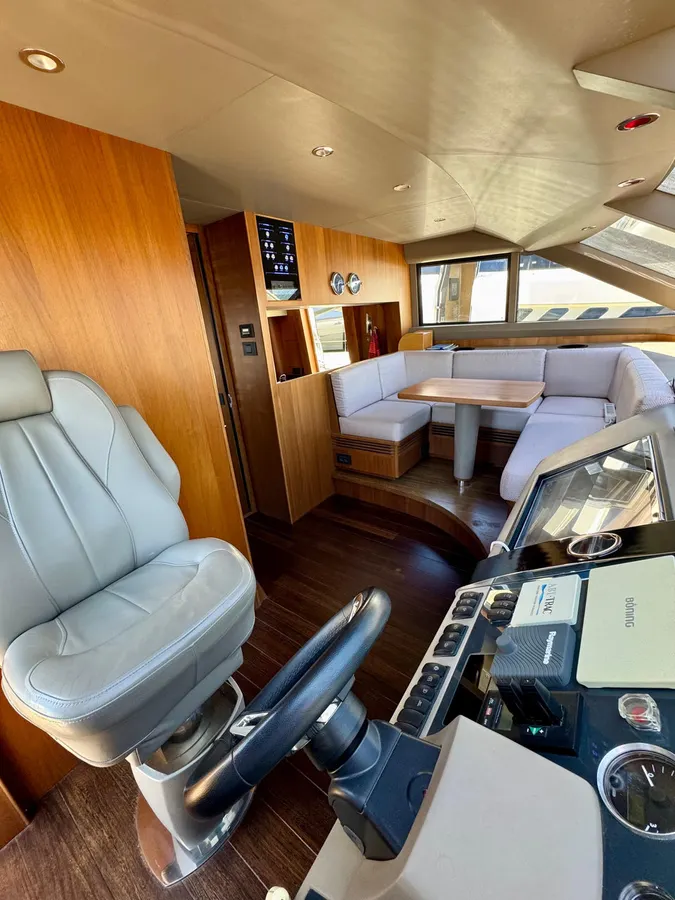 Princess 82MY — Interior photo 6