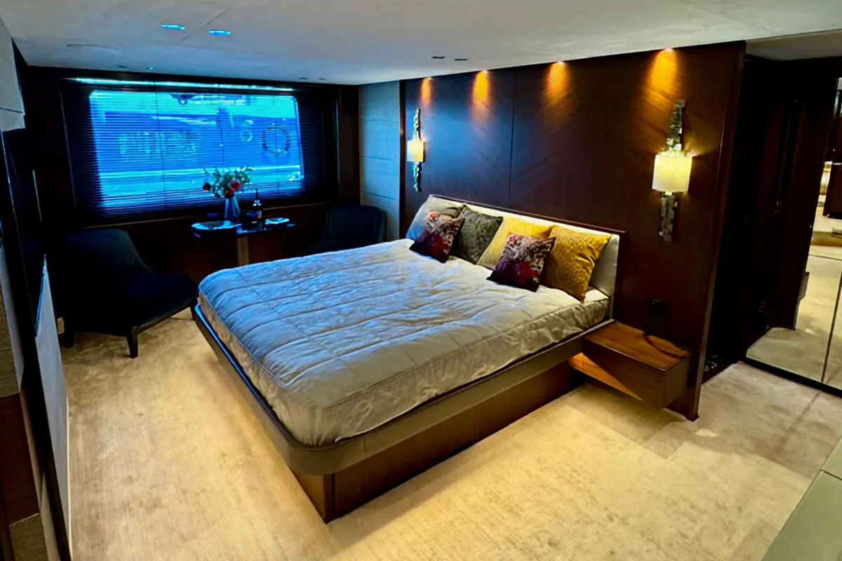 Princess 82MY — Interior photo 25