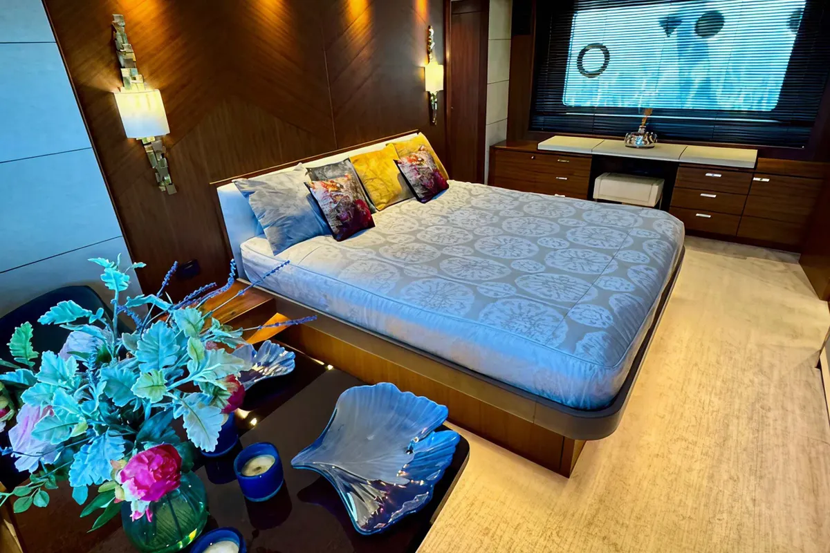 Princess 82MY — Interior photo 9