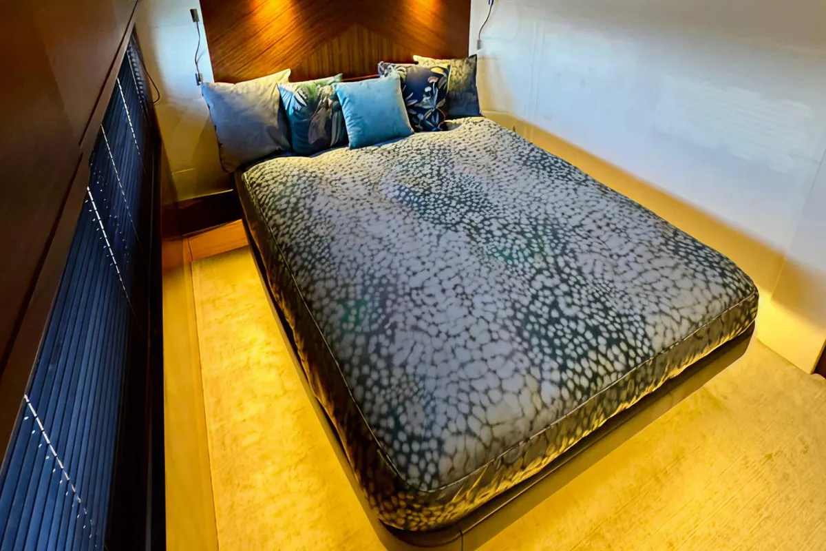 Princess 82MY — Interior photo 10
