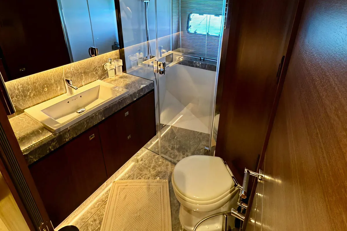 Princess 82MY — Interior photo 17