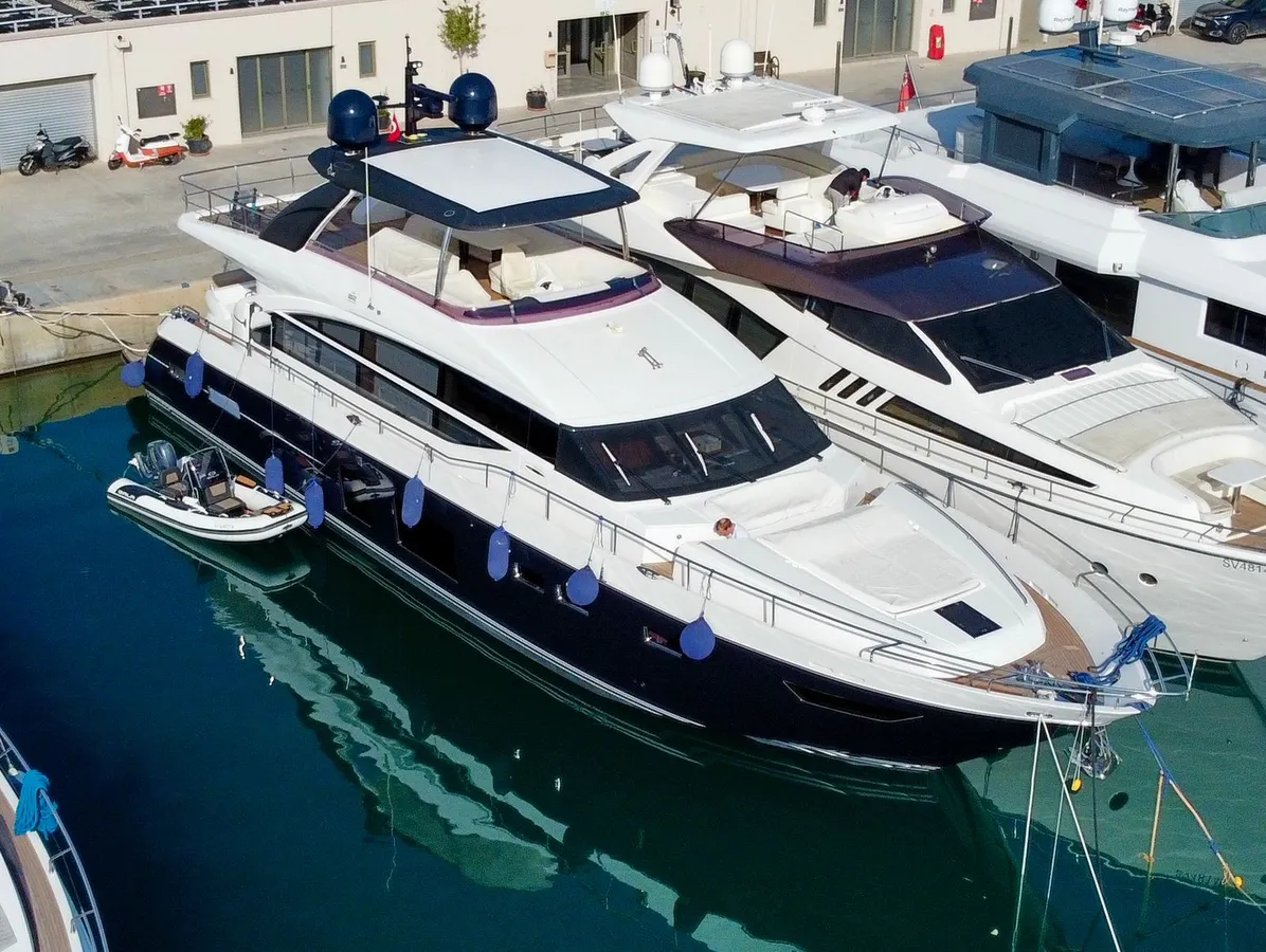 Princess 82MY — Exterior photo 2