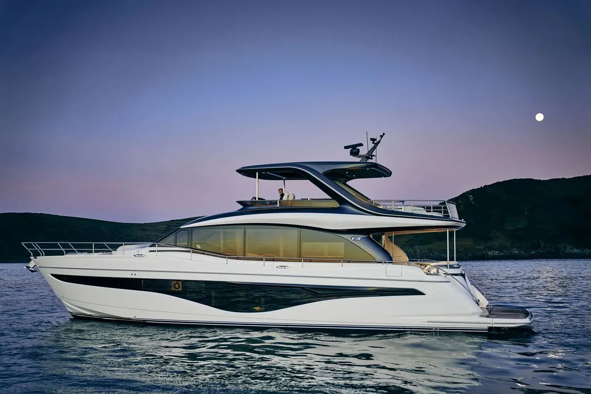 Princess Y72 — Exterior photo 2