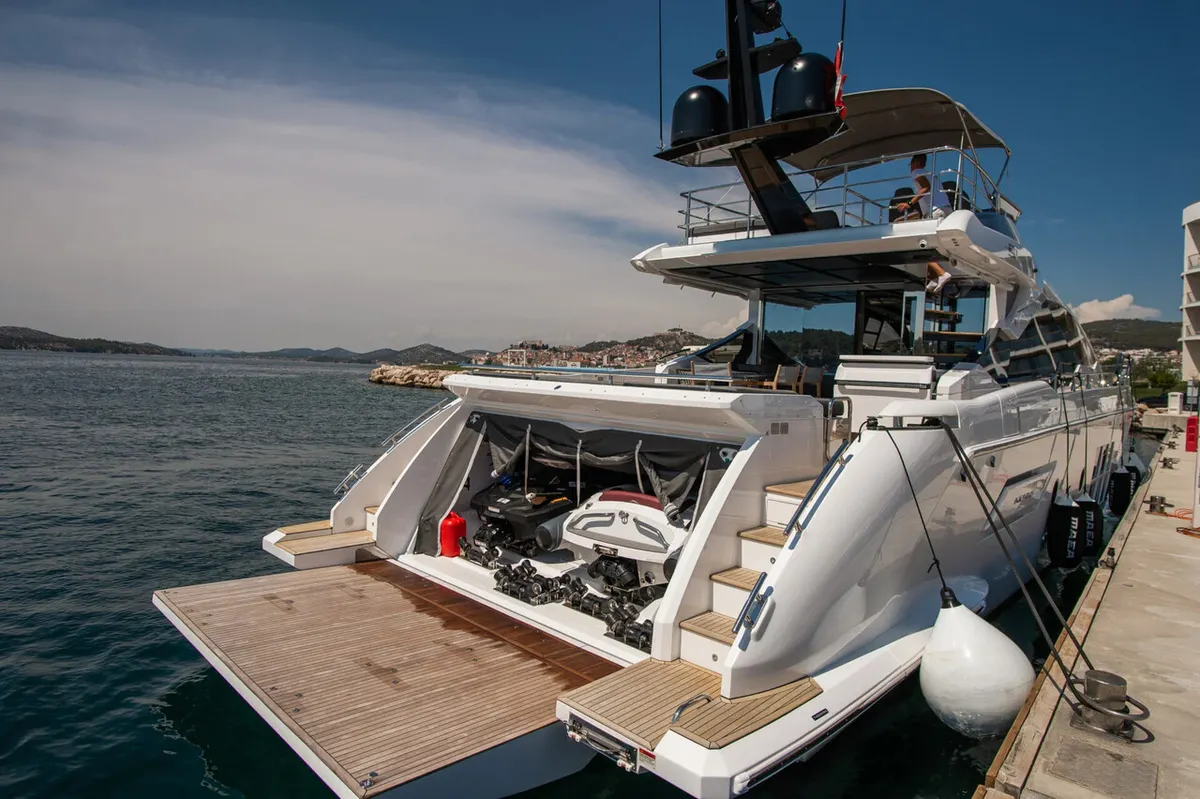Azimut S7 — Exterior photo 3