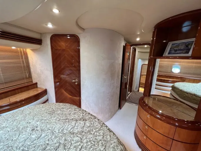 Azimut 68 Plus (001) — Interior photo 1