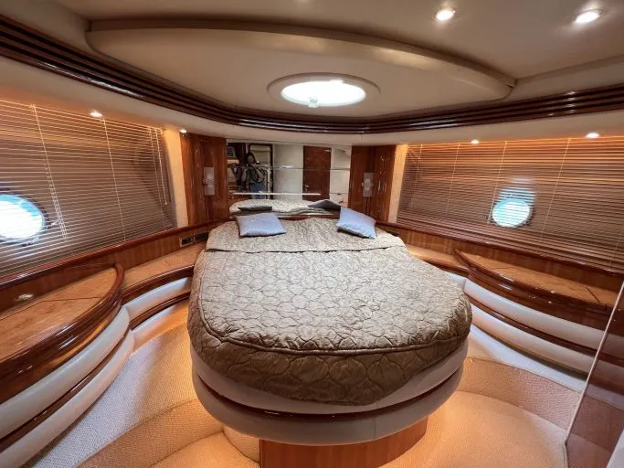 Azimut 68 Plus (001) — Interior photo 2