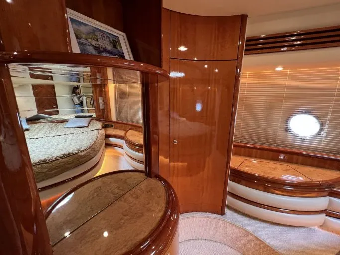 Azimut 68 Plus (001) — Interior photo 3