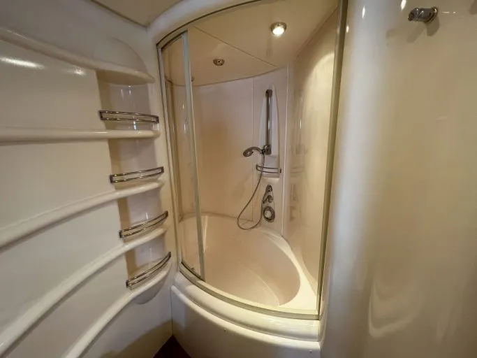 Azimut 68 Plus (001) — Interior photo 8