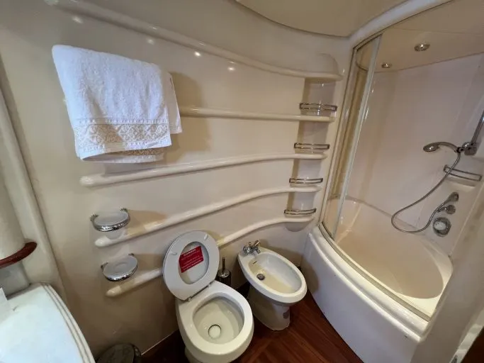 Azimut 68 Plus (001) — Interior photo 9