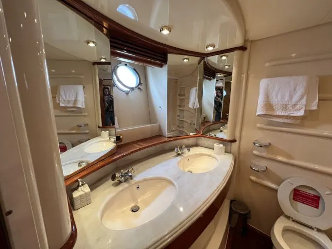 Azimut 68 Plus (001) — Interior photo 10