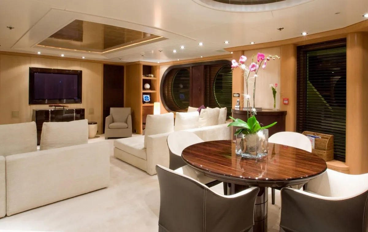 Amels Mercury — Interior photo 10