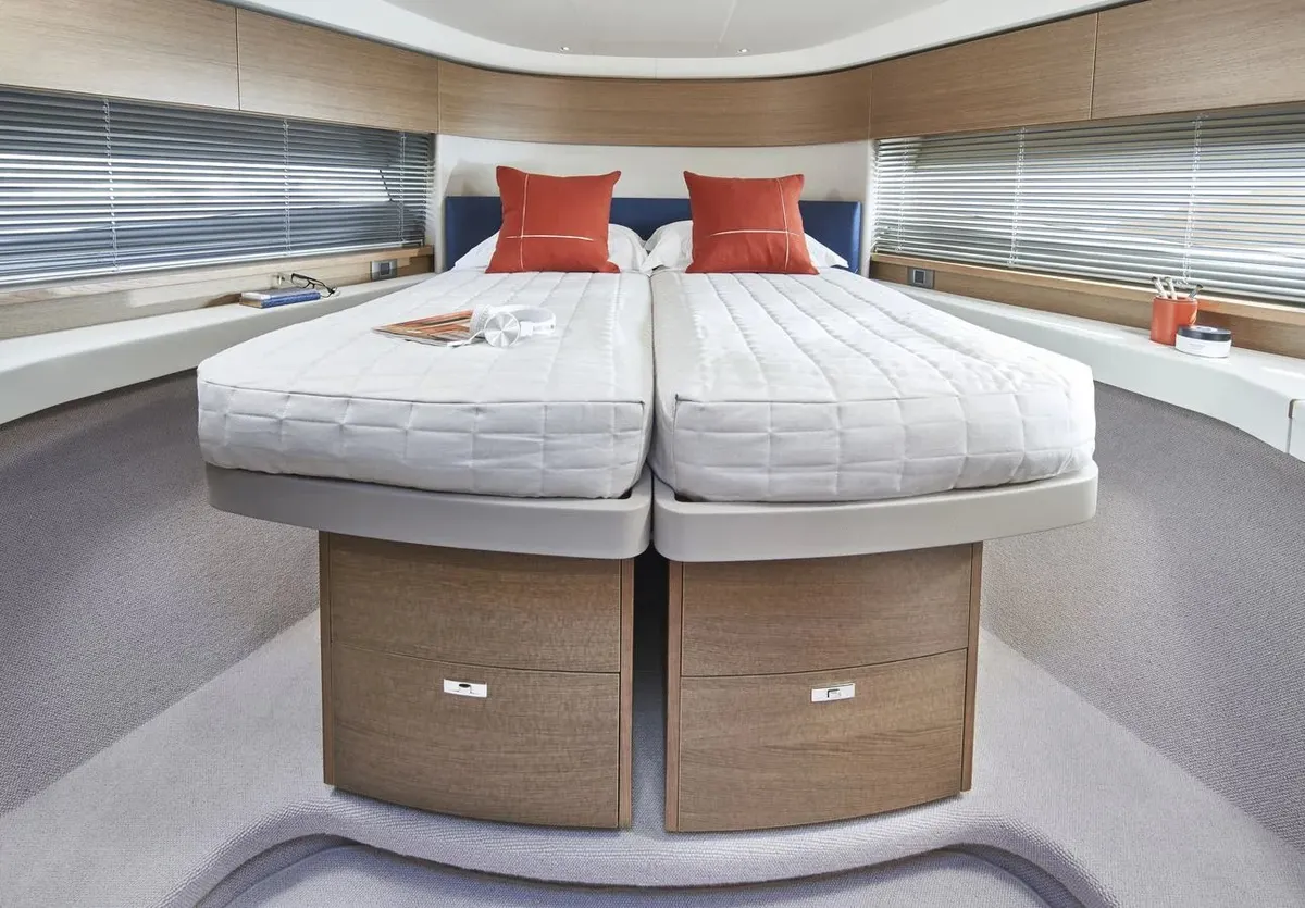 Princess F45 — Interior photo 9