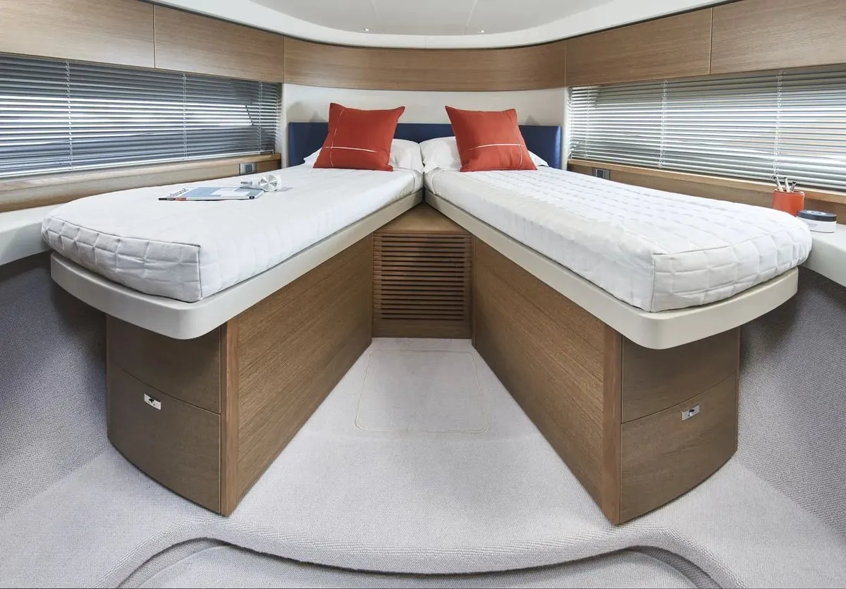 Princess F45 — Interior photo 10