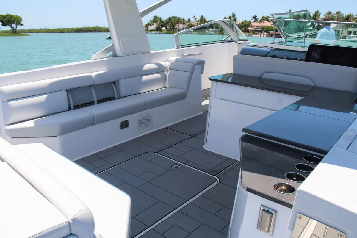 AV40 Outboard - Aviara — Interior photo 2