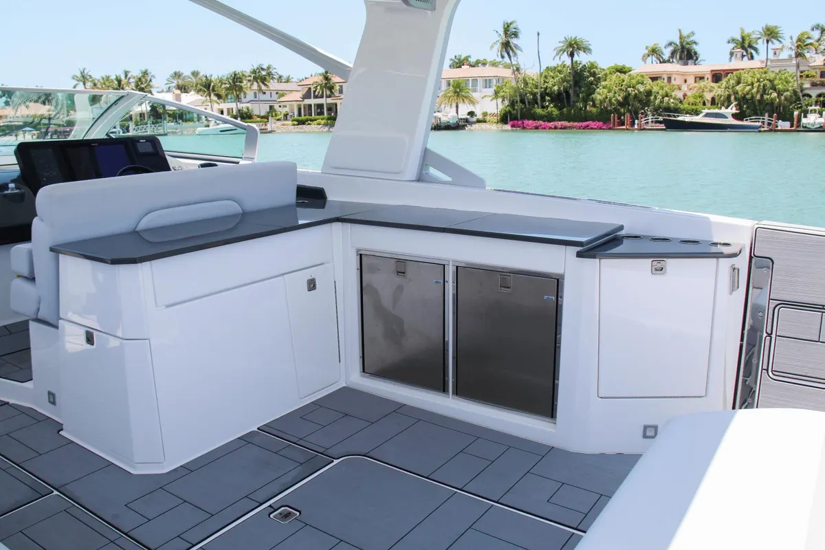 AV40 Outboard - Aviara — Interior photo 3
