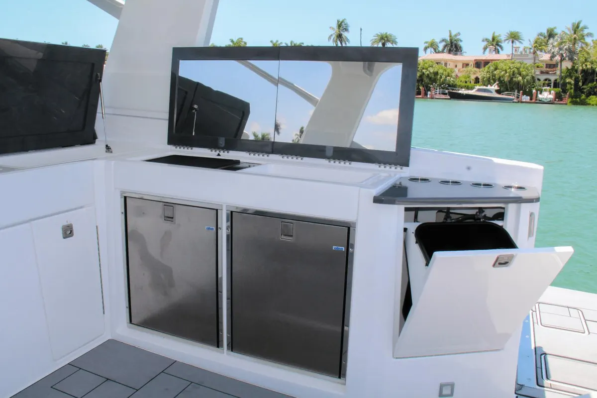 AV40 Outboard - Aviara — Interior photo 4