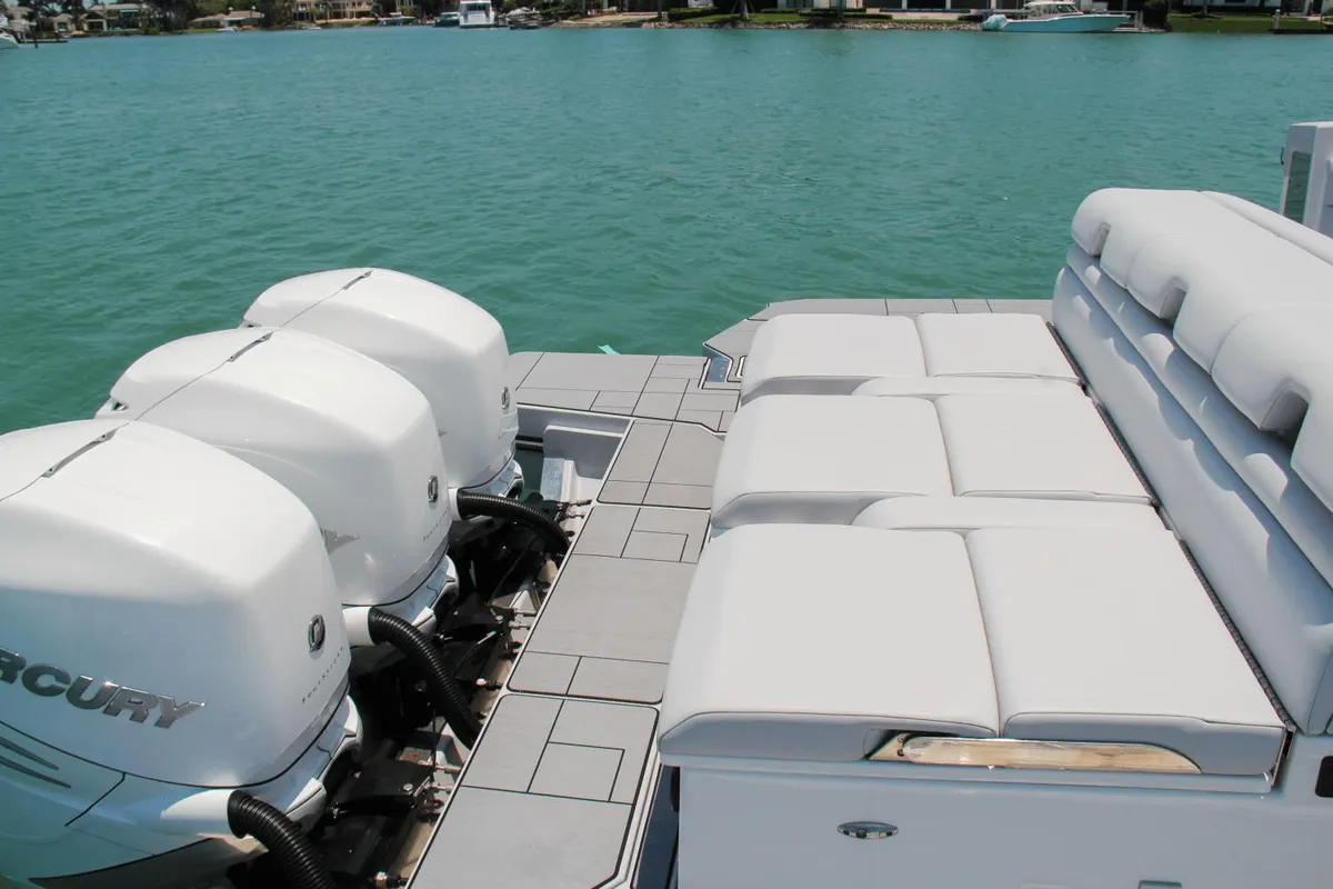 AV40 Outboard - Aviara — Interior photo 5