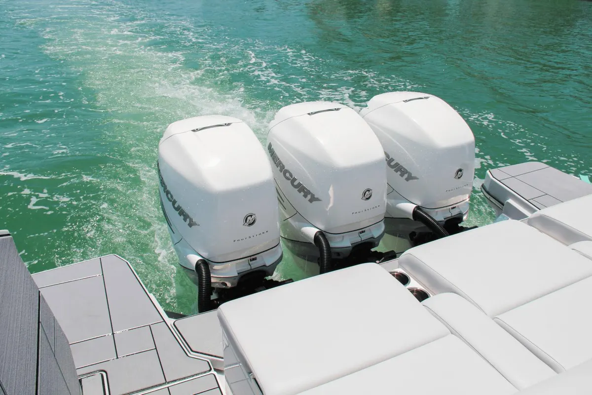 AV40 Outboard - Aviara — Interior photo 6