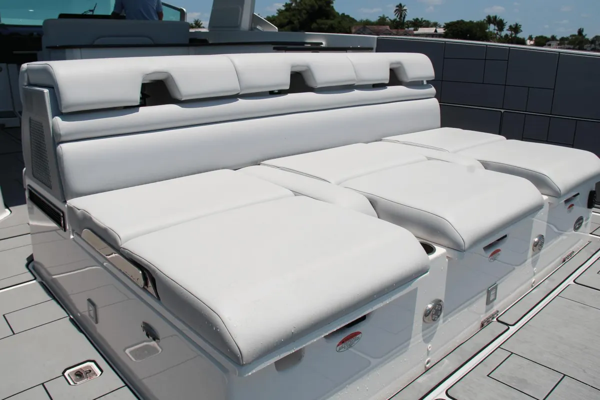 AV40 Outboard - Aviara — Interior photo 7