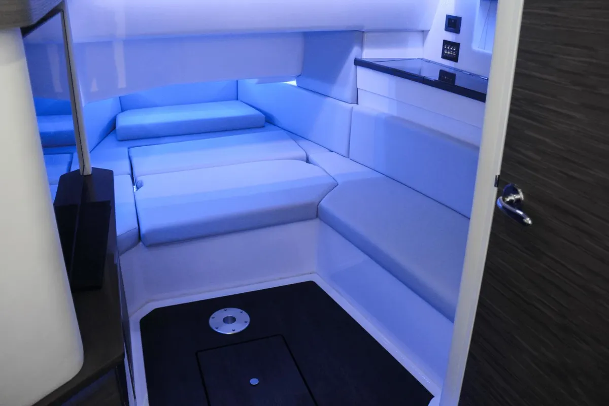 AV40 Outboard - Aviara — Interior photo 8