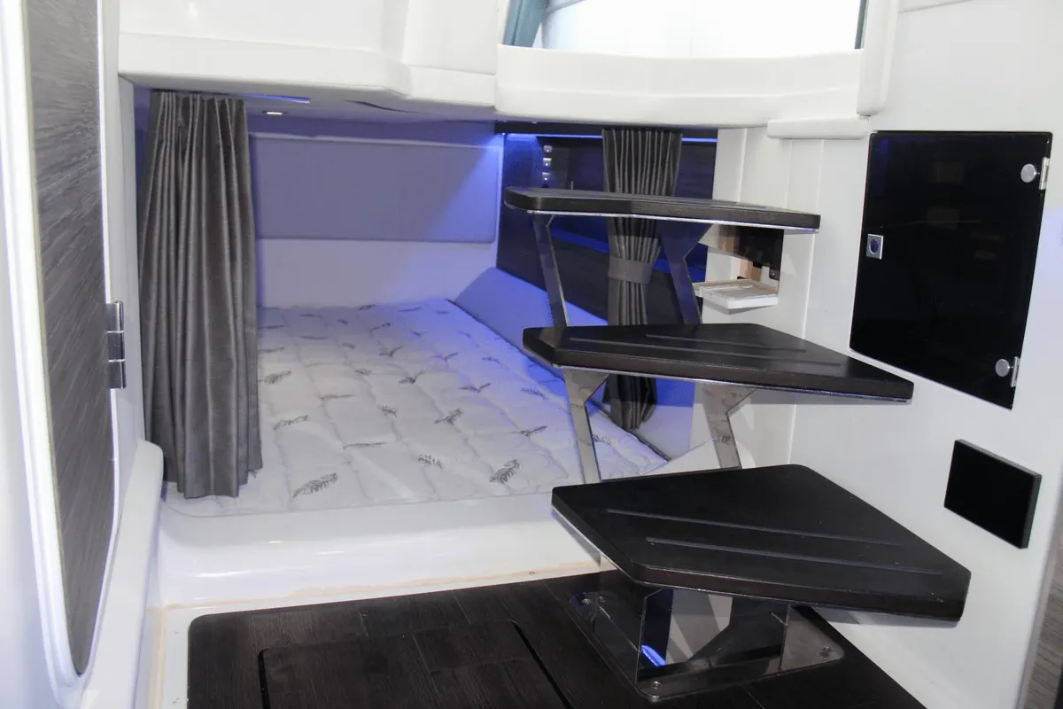 AV40 Outboard - Aviara — Interior photo 9