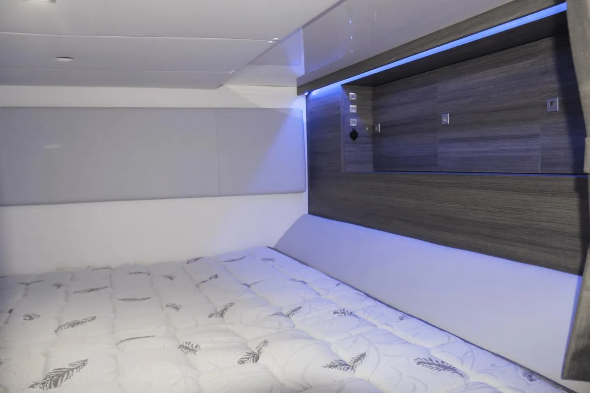 AV40 Outboard - Aviara — Interior photo 10