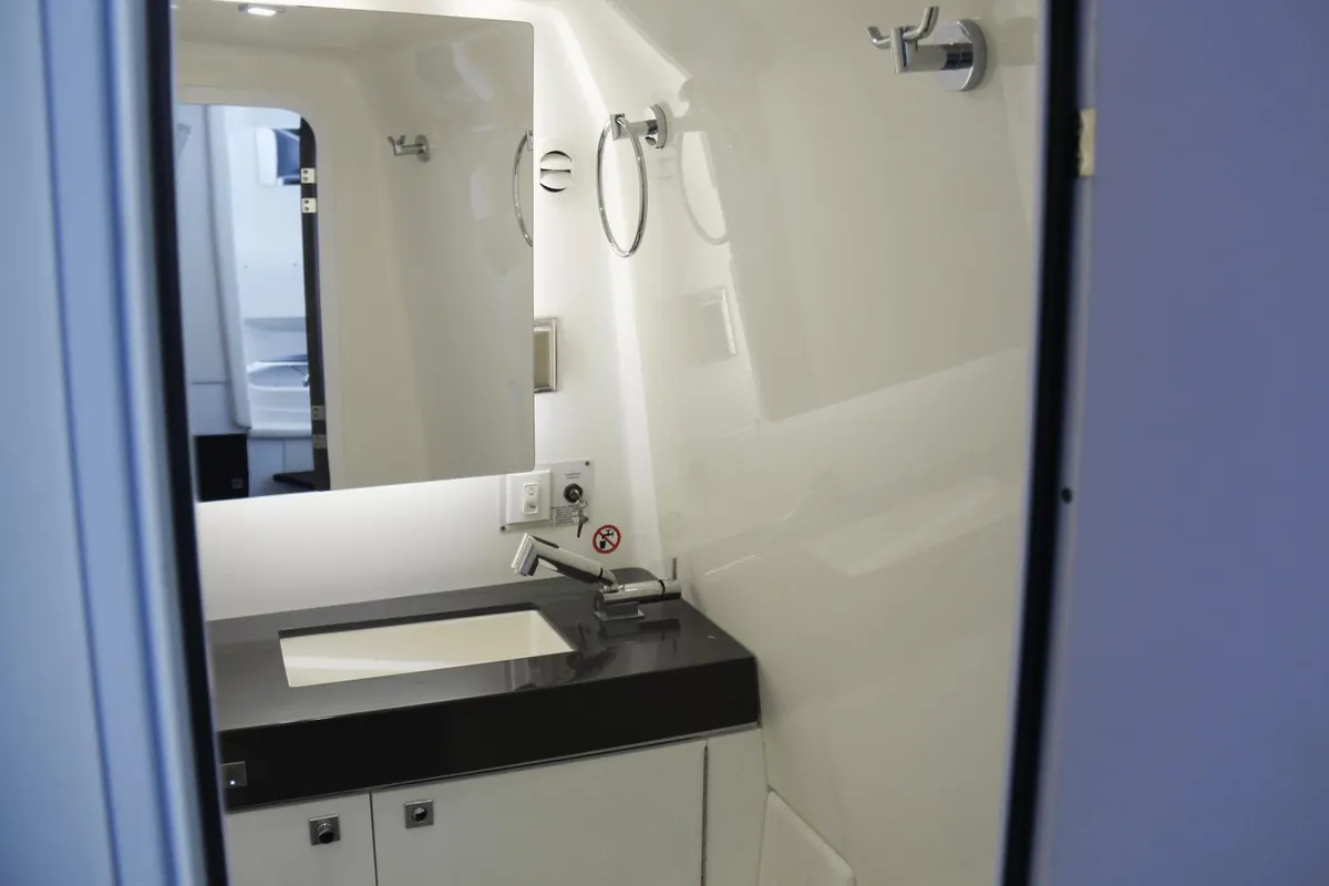 AV40 Outboard - Aviara — Interior photo 11