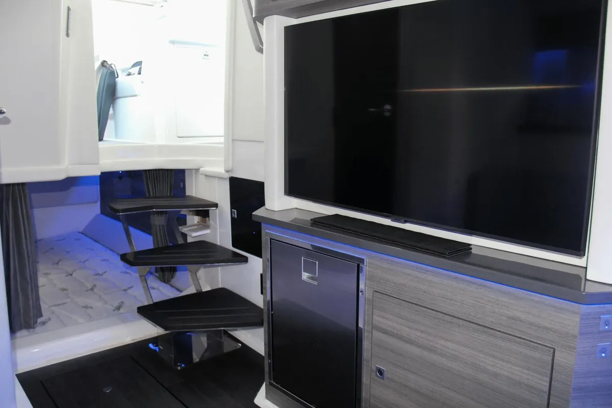 AV40 Outboard - Aviara — Interior photo 13